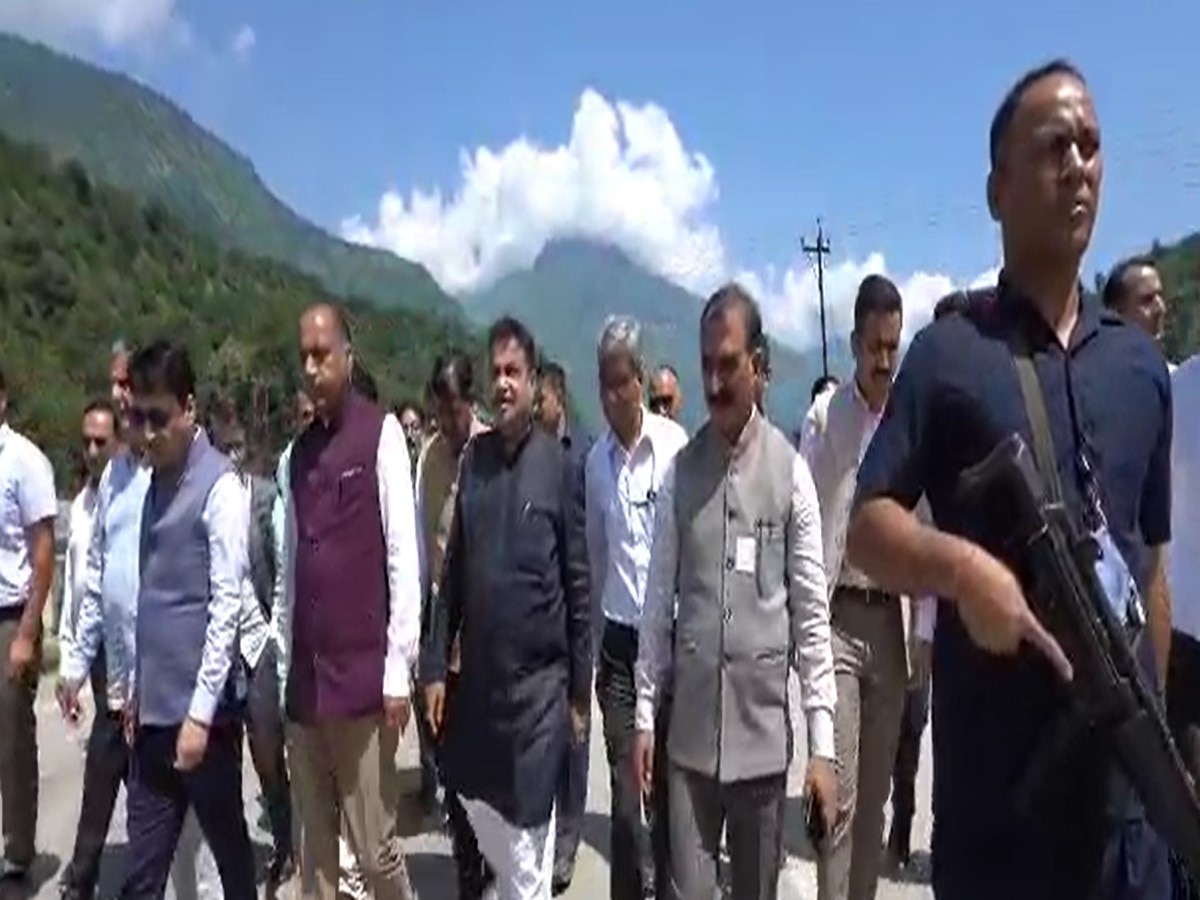 Himachal Pradesh News: चर्चाओं में आई हिमाचल प्रदेश की राजनीति, आपदा के बीच छा रही एक सेल्फी