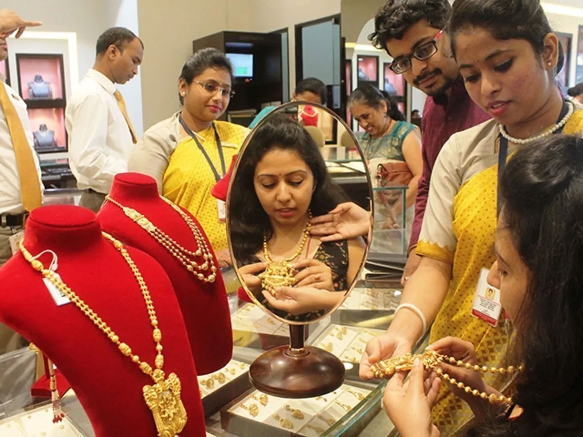 Gold Price Today: सोने में ग‍िरावट जारी-चांदी भी हुई धड़ाम, जानें आज क्‍या रह गया 10 ग्राम का रेट?