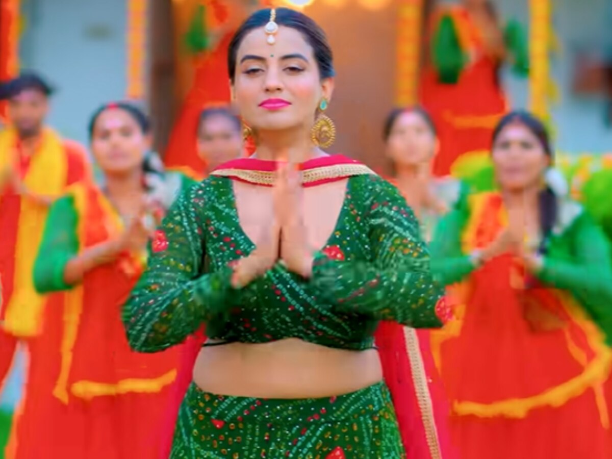 भोलेबाबा को प्रसन्न करने में जुटीं Akshara Singh, बोलबम गीत 'अक्षरा बम' इंटरनेट पर उड़ा रहा गर्दा