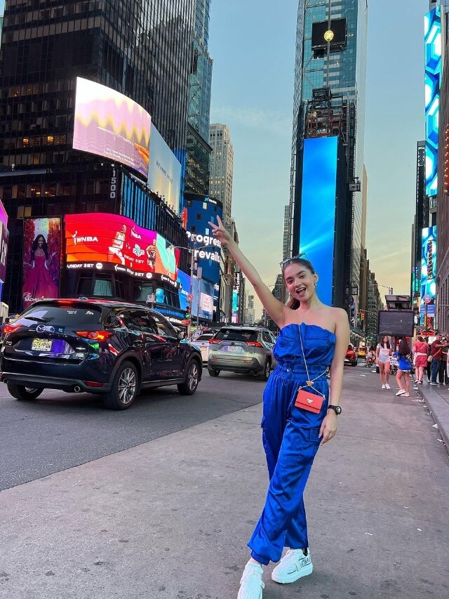 Anushka Sen Flaunts her stylish look in new york | न्यूयॉर्क की सड़कों पर  अनुष्का सेन ने बिखेरे जलवे, दिए किलर पोज | Hindi News, ज़ी हिंदुस्तान