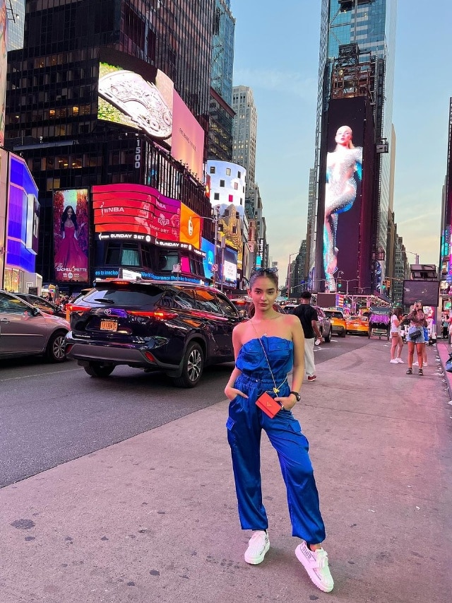 Anushka Sen Flaunts her stylish look in new york | न्यूयॉर्क की सड़कों पर  अनुष्का सेन ने बिखेरे जलवे, दिए किलर पोज | Hindi News, ज़ी हिंदुस्तान