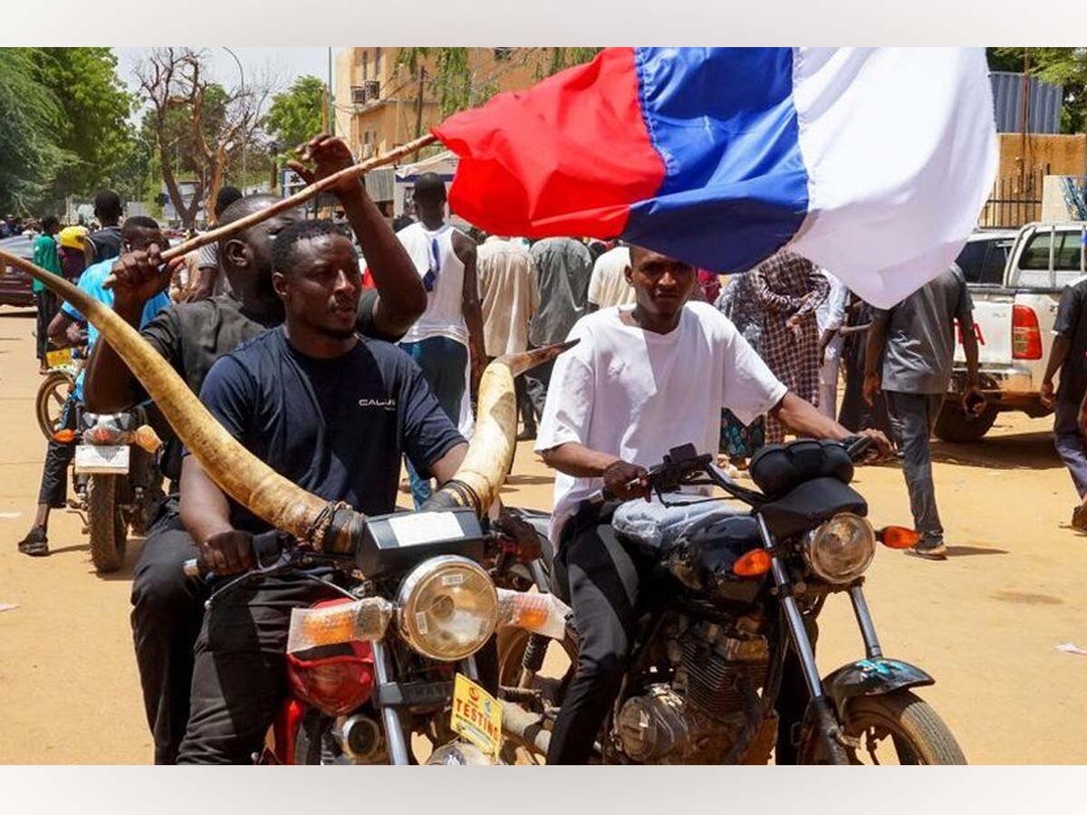 Niger Military Coup: नाइजर में सैन्य तख्तापलट से रूस की पौ-बारह, रूसी झंडे लेकर लोग कर रहे फ्रांस-इटली के खिलाफ प्रदर्शन
