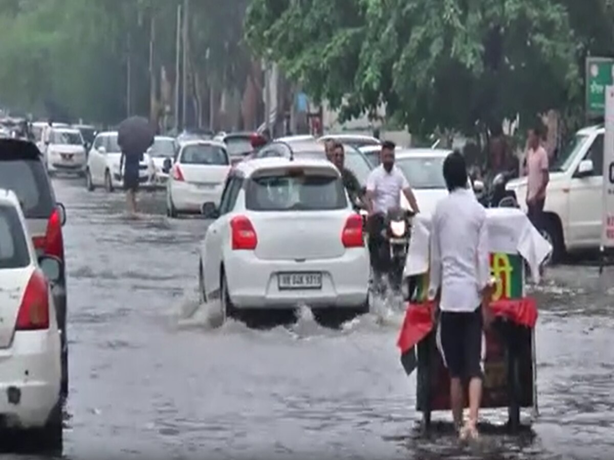 Haryana News: आधे घंटे की बरसात के बाद अंबाला की सड़कें जलमग्न, रेंगती नजर आईं गाड़ियां