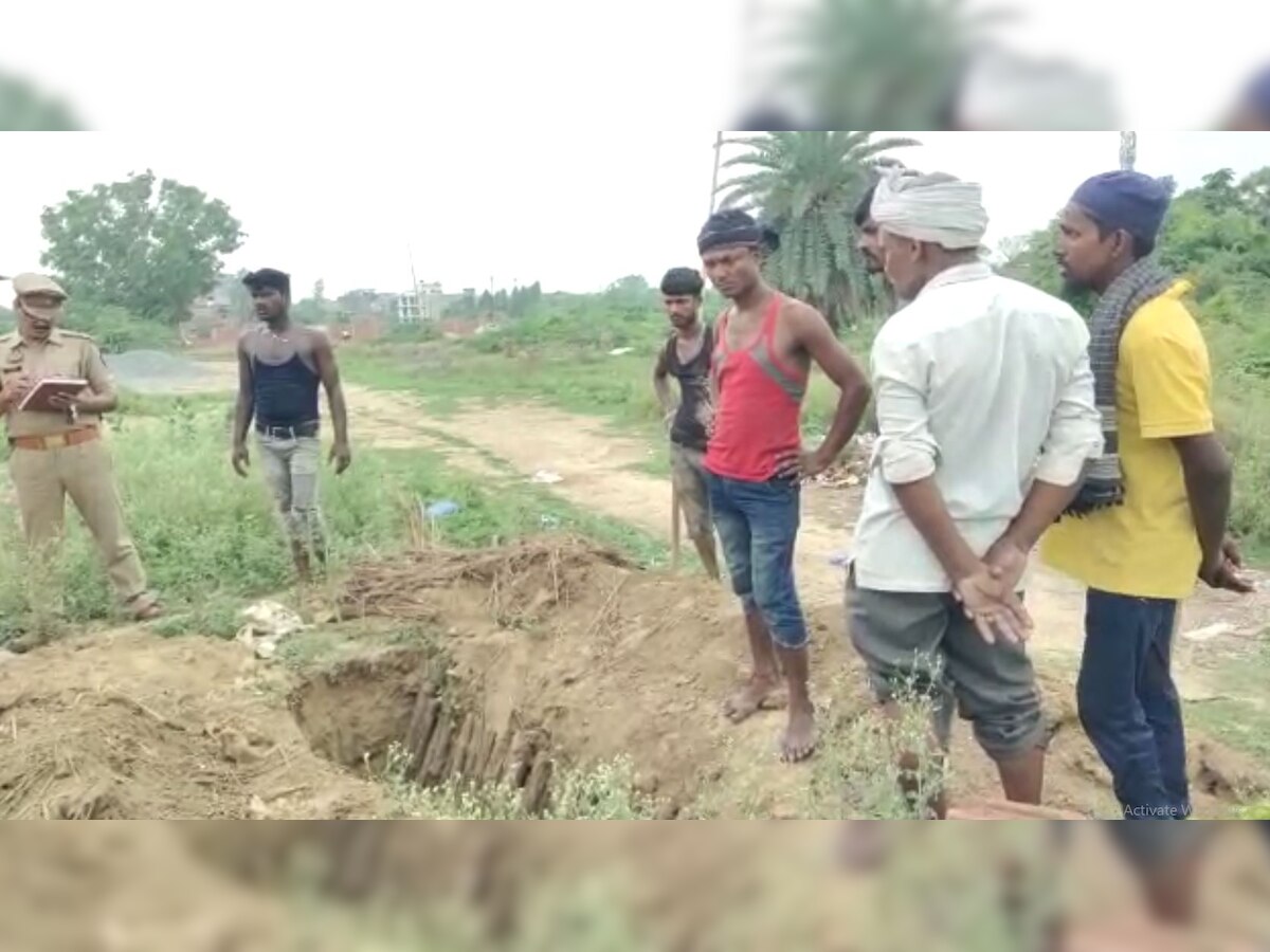 Jaunpur: मौत के डेढ़ महीने बाद कब्र से निकाली गई लाश, बेटियों की गुहार पर डीएम ने दिया आदेश