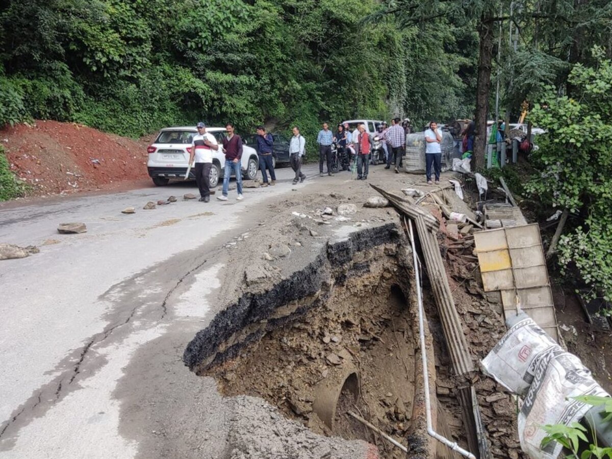 Shimla News: जान जोखिम में डाल कर लोग कर रहे NH 5 खाई पार, सफर के लिए अपनाएं दूसरा रूट