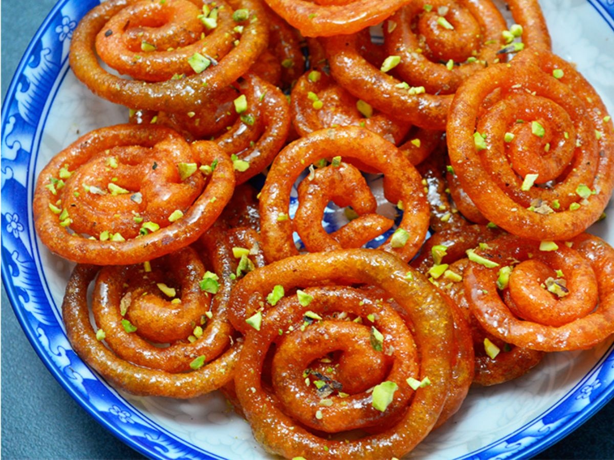 Jalebi Recipe: घर बैठे यूं लें कुरकुरी जलेबी का आनंद, हलवाई के दुकान जैसा मिलेगा स्वाद