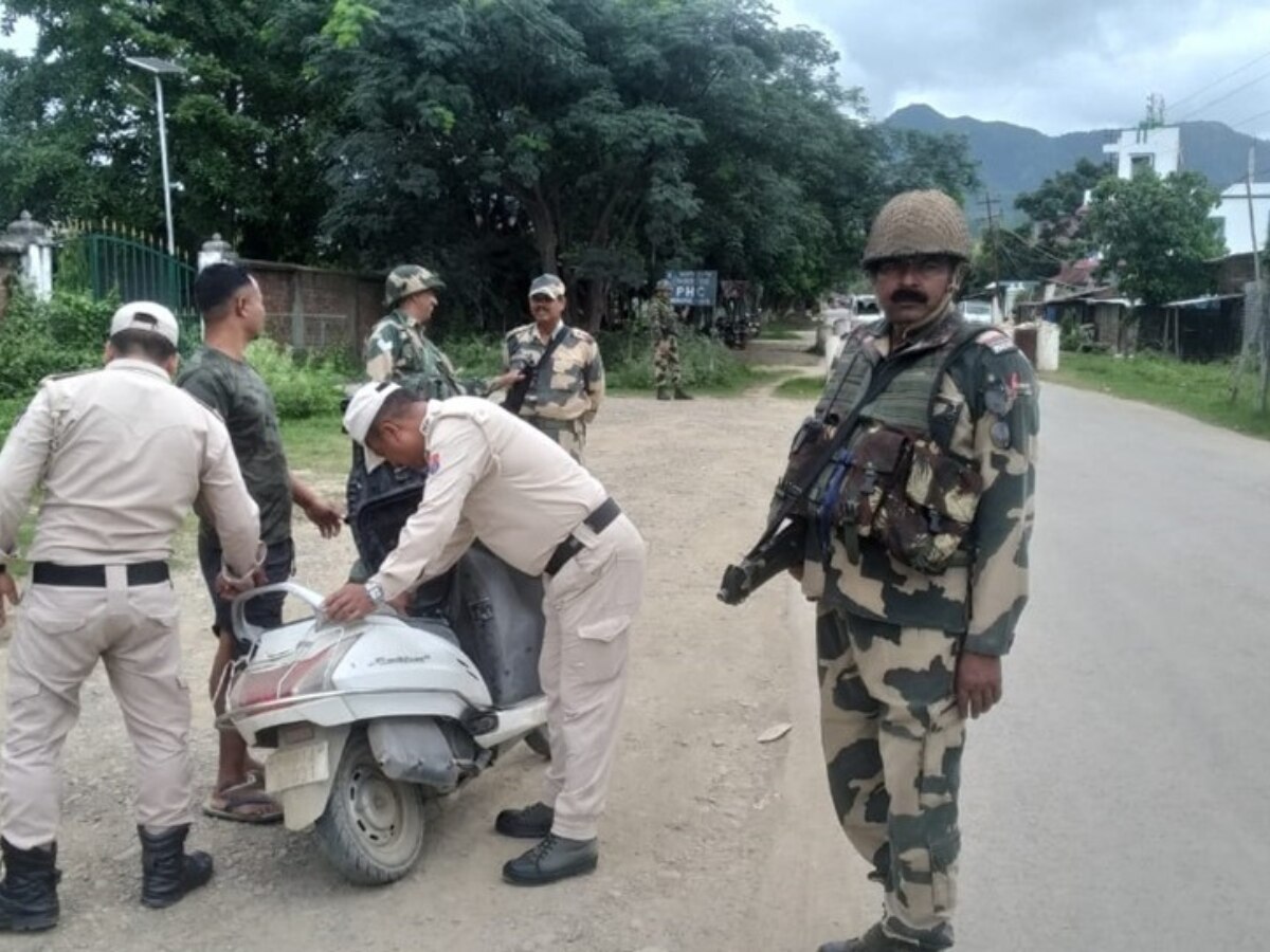 Manipur: हिंसा के बाद सुरक्षाबल एक्शन में, भारी संख्या में गोला-बारूद बरामद, एक उग्रवादी को दबोचा