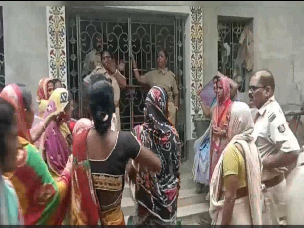 Balasore Crime News: ପୁଣି ଯୌତୁକ ଜୁଇରେ ବଧୂ, ଛାତ ଉପରୁ ଉଦ୍ଧାର ହେଲା ଅର୍ଦ୍ଧଦଗ୍ଧ ମୃତଦେହ Balasore Crime News: ପୁଣି ଯୌତୁକ ଜୁଇରେ ବଧୂ, ଛାତ ଉପରୁ ଉଦ୍ଧାର ହେଲା ଅର୍ଦ୍ଧଦଗ୍ଧ ମୃତଦେହ