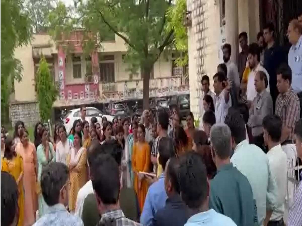 Jaipur: राजस्थान विश्वविद्यालय में शिक्षक संघ का कार्य बहिष्कार, OPS विसंगतियों को लेकर धरना 