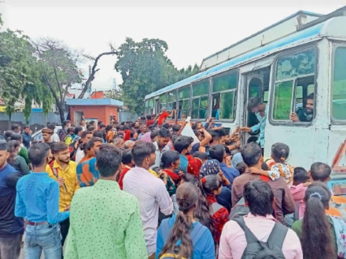  Sikar news: बस वालो के बीच सवारियों को लेकर मारपीट ,जमकर चले लात घूसें , श्याम भक्तों में मची अफरा तफरी