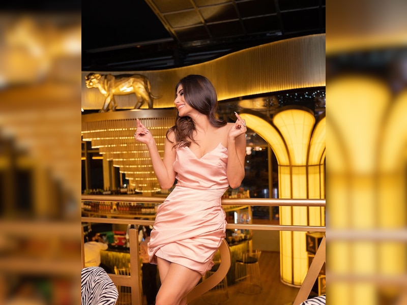 कर्वी फिगर किया फ़्लॉन्ट