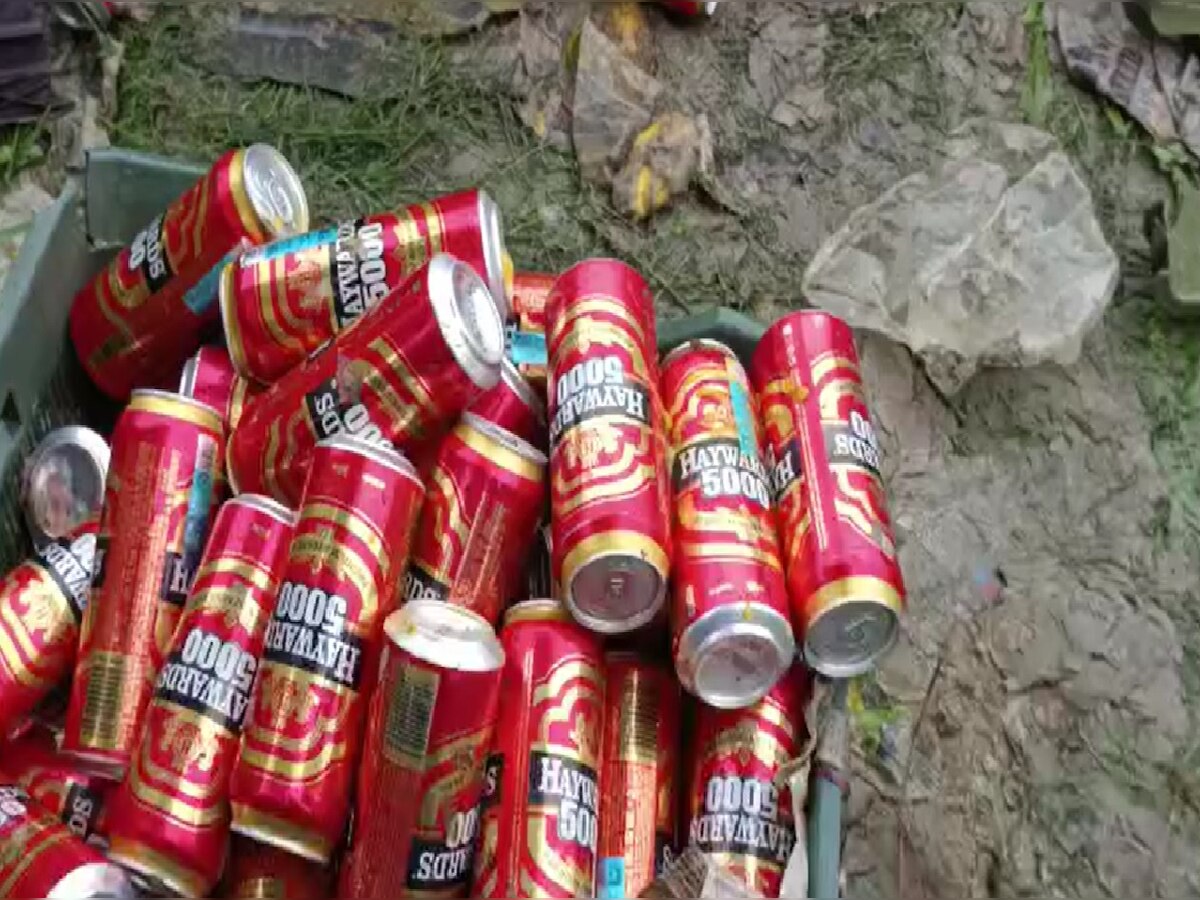 Samastipur News: आम के नीचे बीयर छिपाकर ले जा रही पिकअप पलटी, ग्रामीणों में मची लूट