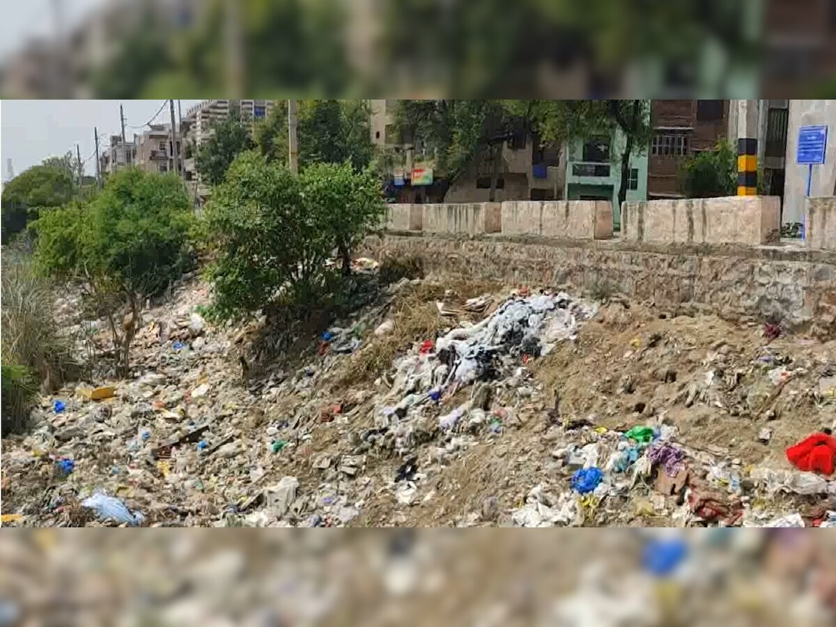 Yamuna Pollution: बाढ़ के बाद कुछ समय के लिए साफ हुई यमुना में डाला जाने लगा 'जहर', किनारों पर लगा गंदगी का अंबार
