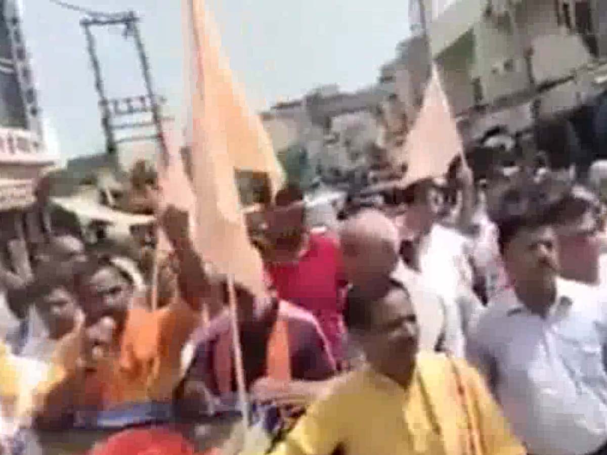 मुसलमानों के बहिष्कार का मामला पहुंचा सुप्रीम कोर्ट; खुलेआम दी गई थी धमकी मुसलमानों के बहिष्कार का मामला पहुंचा सुप्रीम कोर्ट; खुलेआम दी गई थी धमकी