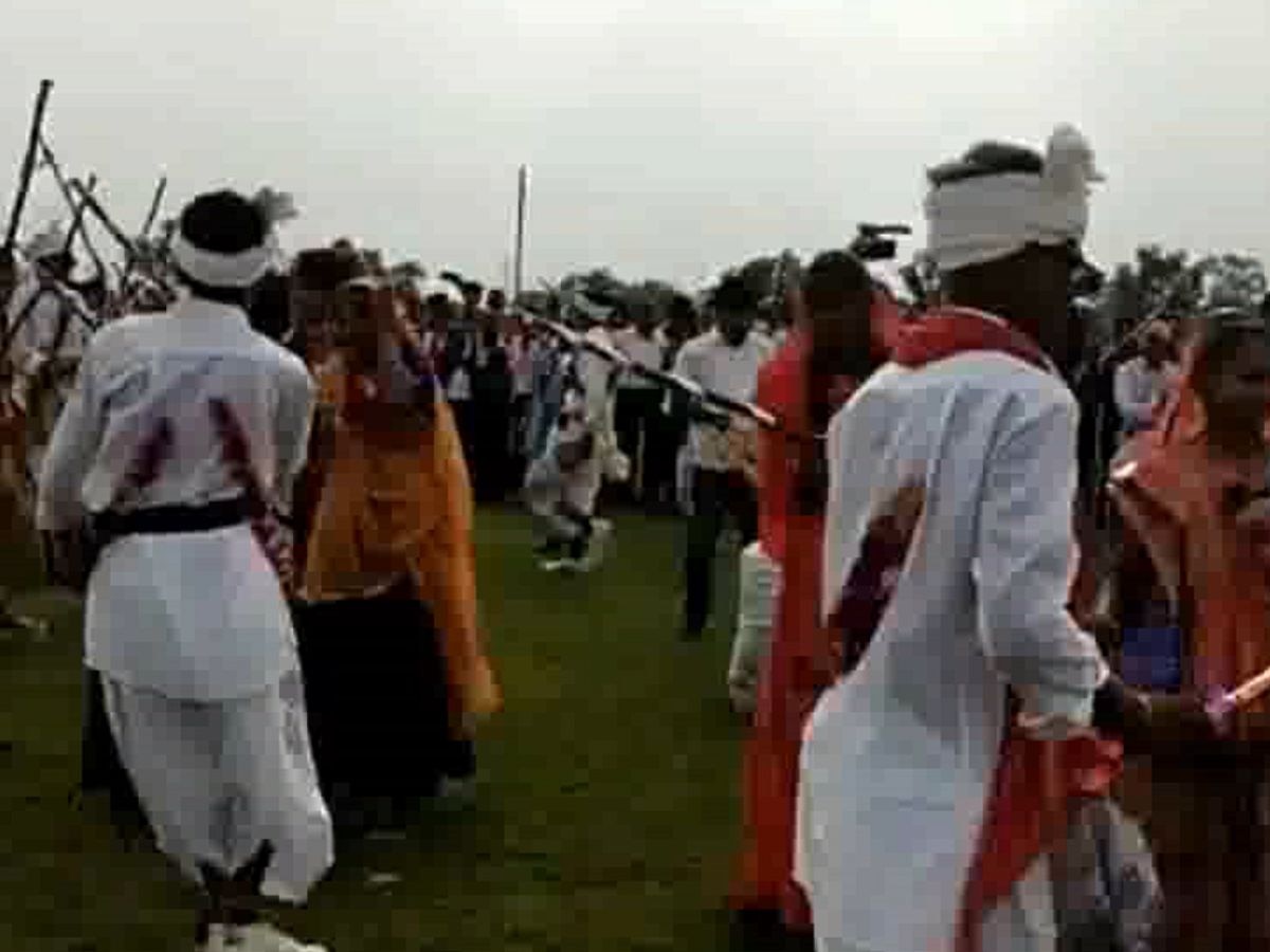 Pratapgarh news: अंतर्राष्ट्रीय आदिवासी दिवस पर कार्यक्रम आयोजित , पारंपरिक तरीके से आदिवासी संस्कृति का प्रदर्शन
