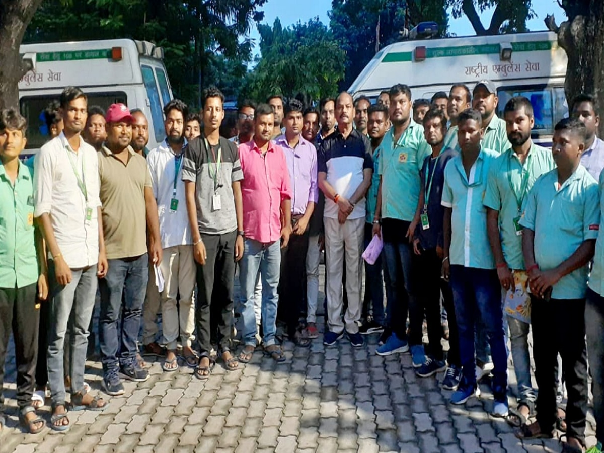 Jharkhand News: खत्म हुआ एंबुलेंस कर्मियों का हड़ताल, रघुवर दास के पहल से मिली एक माह की सैलरी