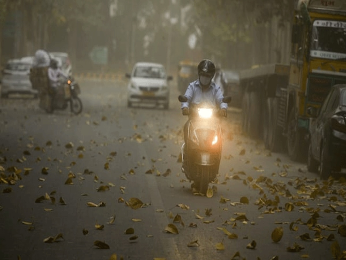Delhi Weather: दिल्ली में फिर बदला मौसम का मिजाज, पछुवा हवा ने दी लोगों को गर्मी से राहत, कल से शुरू होगी बारिश का दौर