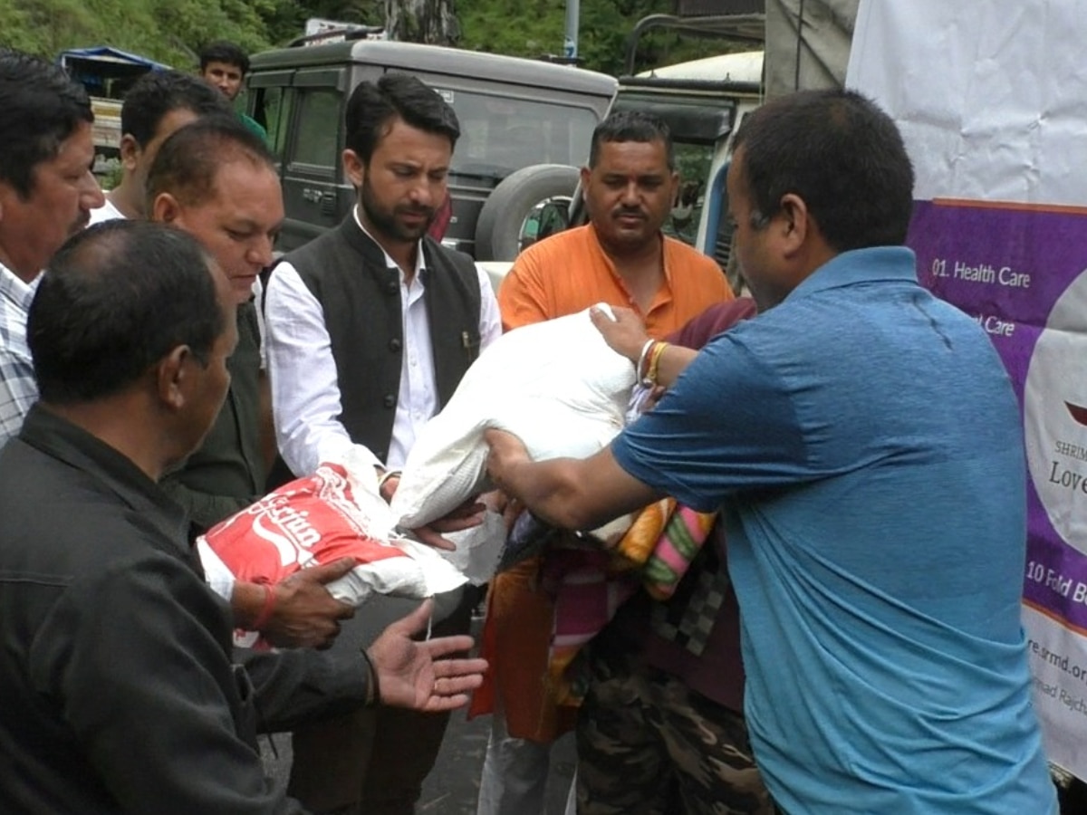 Himachal Flood: हिमाचल में बाढ़ प्रभावितों के लिए आर्यव्रत सोसाइटी ने की मदद