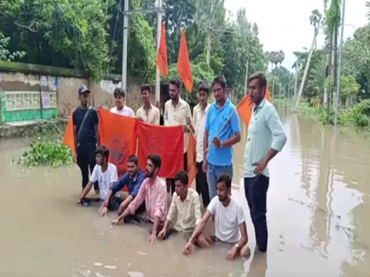 टीएमबीयू का हॉस्टल जलमग्न होने के बाद पानी में ही एबीवीपी कार्यकर्ताओं ने दिया धरना