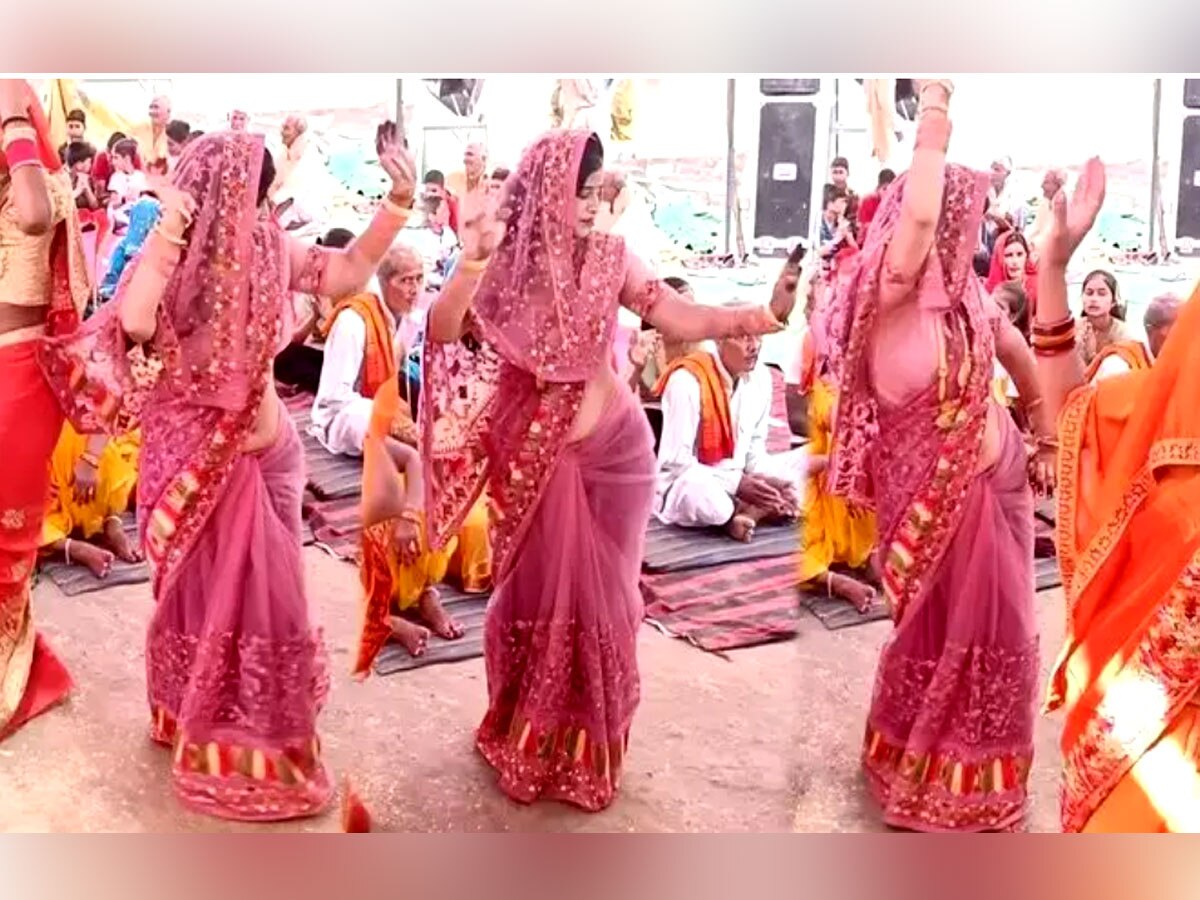 Video: नई बहुओं ने घूंघट काढ़ कर किया कमरतोड़ डांस, संस्कारी लुक में भाभियों ने काटा हल्ला