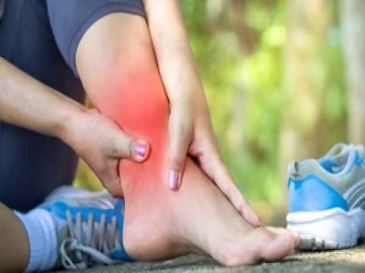 Home Remedies For Sprain: पैर में मोच आने पर न हो परेशान, इन घरेलू नुस्खों से मिनटों में दर्द होगा दूर