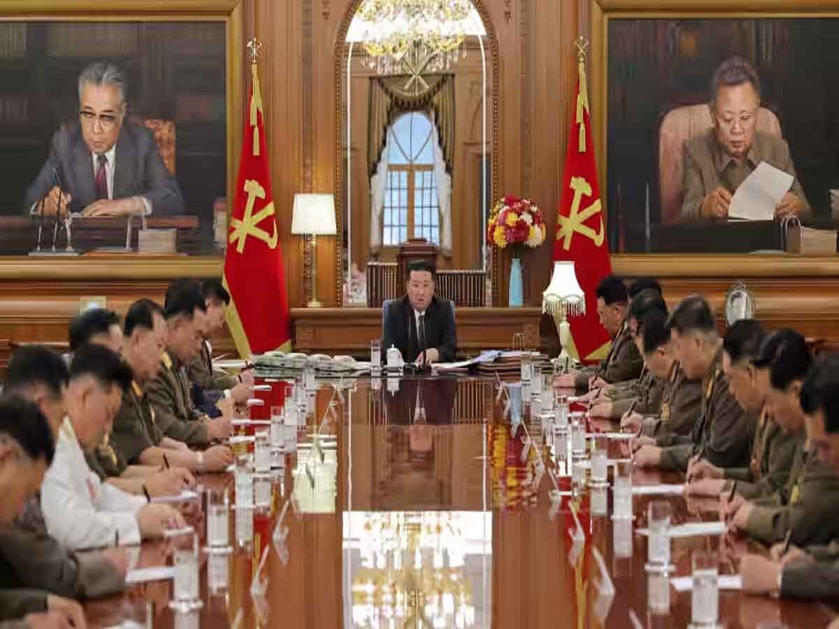 North Korea: किम जोंग उन ने टॉप मिलिट्री जनरल को किया बर्खास्त, सेना से युद्ध के लिए तैयारियां करने को कहा