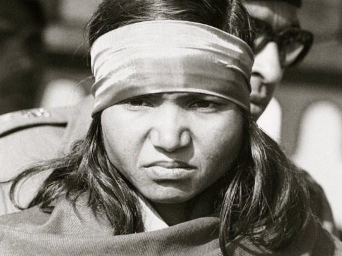 chambal dacoit phoolan devi life history biography how she becoming bandit queen after behmai kand | Phoolan Devi: बचपन में शादी फिर बलात्कार, 20 की उम्र में उठाए हथियार, फूलन के बैंडिट क्वीन बनने का सफर | Hindi News, UPUK Trending News