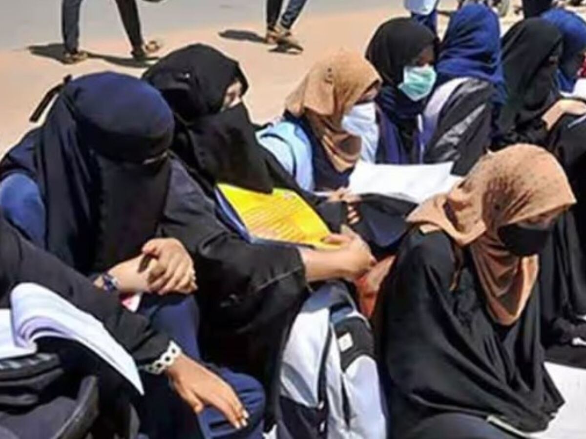 Damoh Hijab Row: फरार आरोपियों की संपत्ति होगी कुर्क, कोर्ट से आदेश के बाद लिया गया फैसला 