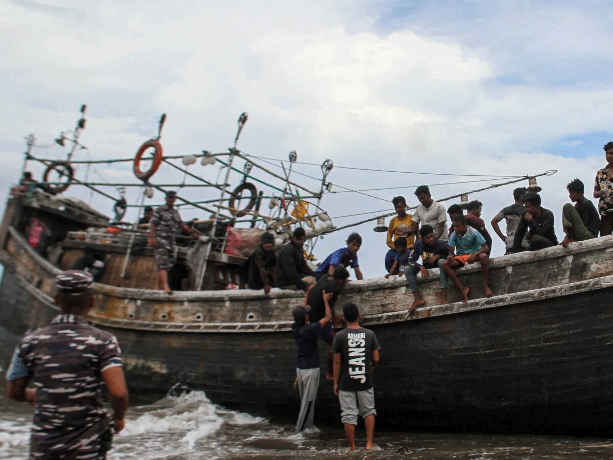 Myanmar Refugees: रोहिंग्या शरणार्थियों की नाव बंगाल की खाड़ी में पलटी, 17 की मौत 30 लापता