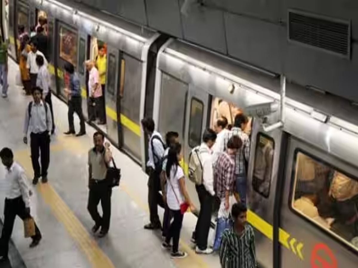 दिल्लीः मेट्रो स्टेशन पर महिला को किया 'अश्लील इशारा', मनचले को पुलिस ने ऐसे सिखाया सबक