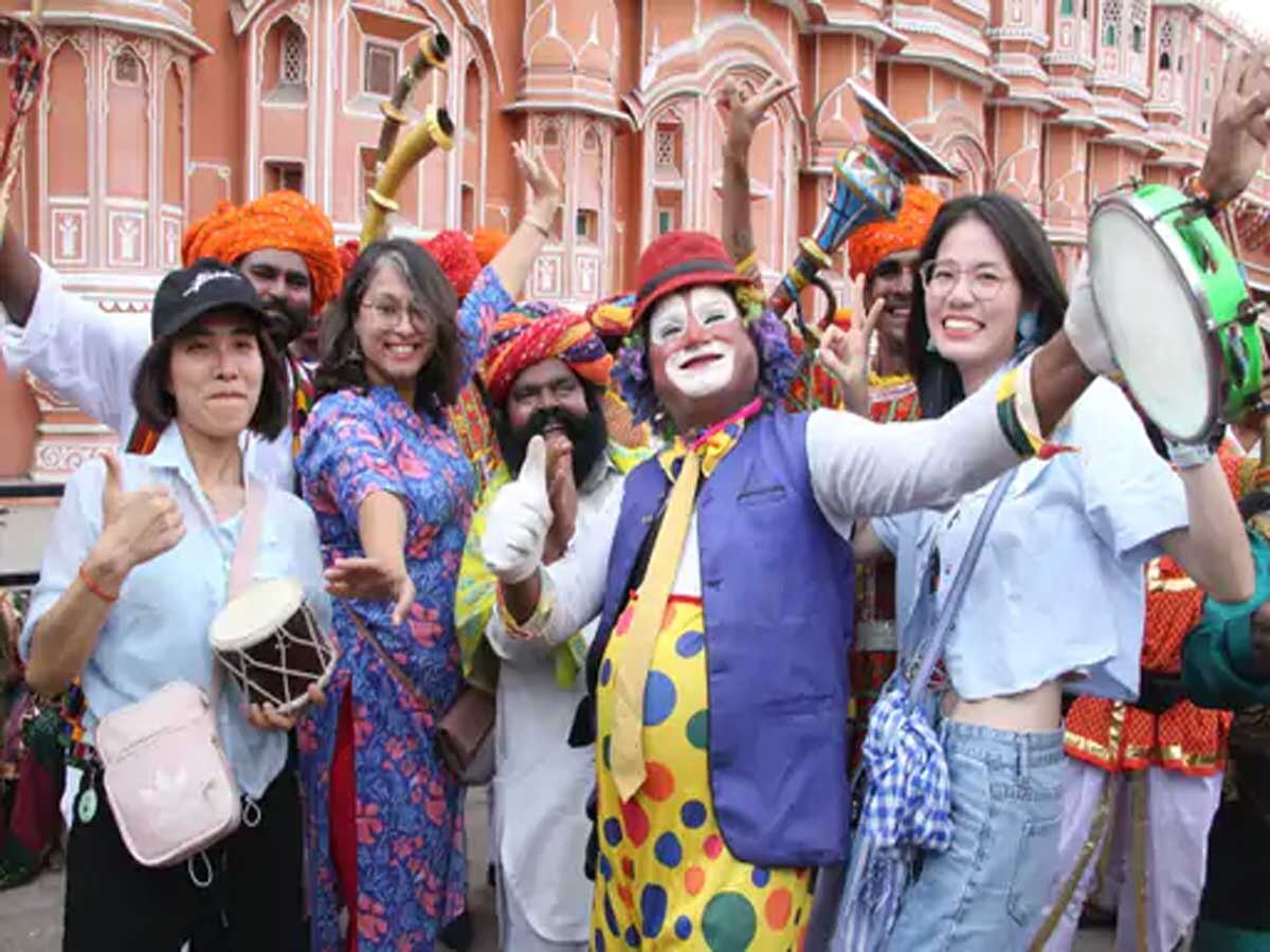 Jaipur: लोक कलाओं की मनमोहक प्रस्तुति, फ्लैश मॉब में दिखी कलाकारों की अद्भूत झलक
