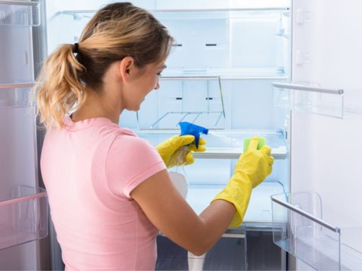 Fridge Cleaning Tips: सफाई के बाद भी फ्रिज से आ रही बदबू, तो आज ही आजमाएं ये तरीके, महकने लगेगा फ्रिज