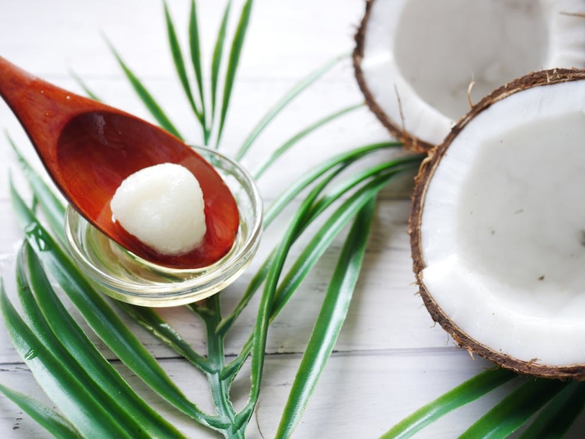 Coconut oil for Skin: दाग-धब्बों से मिलेगा छुटकारा, रोजाना लागाएं नारियल तेल, जानिए इसके कई और फायदे 