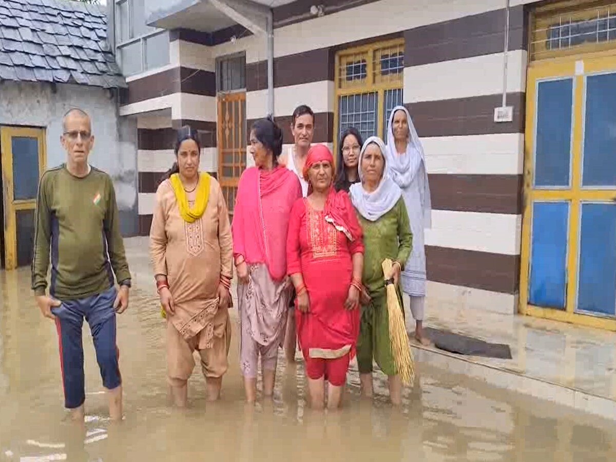 Himachal Pradesh में बारिश से फिर बिगड़े हालात, मंडी में बारिश के चलते आई बाढ़