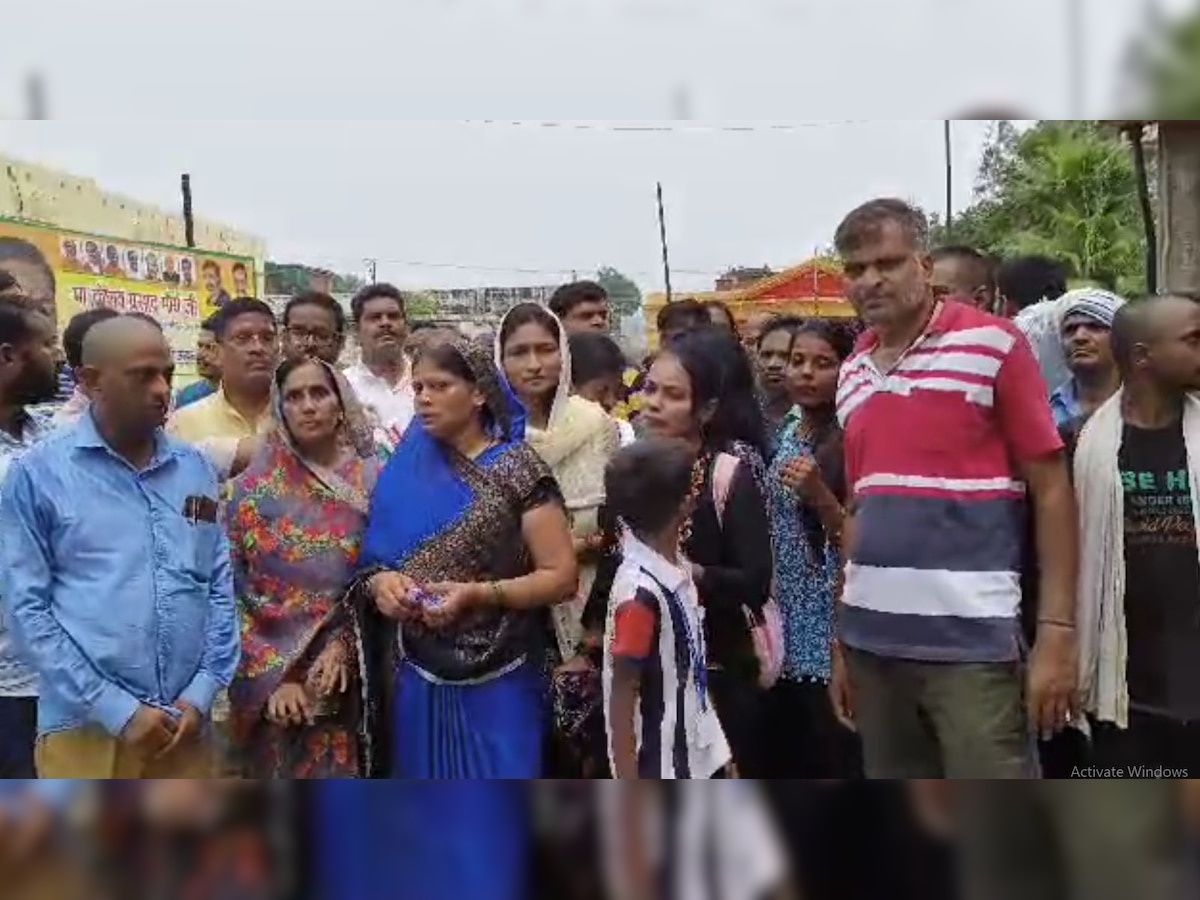 Azamgarh Shreya Kand: श्रेया की मौत का इंसाफ मांगने सड़क पर उतरे लोग, आजमगढ़ से केस ट्रांसफर करने पर उठाया सवाल