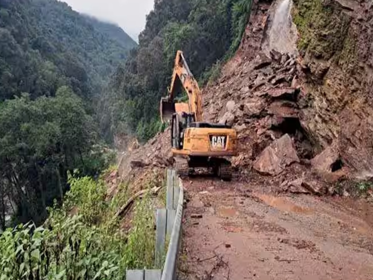 Landslide In Shimla: भारी बारिश के बाद शिमला-धर्मशाला नेशनल हाइवे 103 नम्होल बंद 