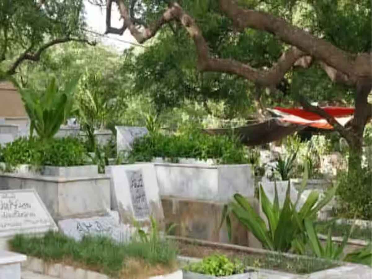 Pakistan: अमेरिकी पत्नी की हत्या कर गुपचुप कब्रिस्तान में शव दफना रहा था शख्स, तभी...
