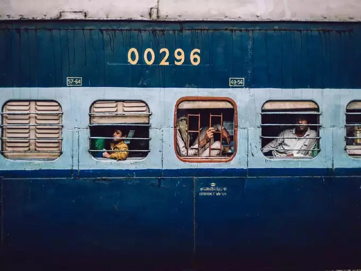 Indian Railways: क्या आप भी ट्रेन में पीते हैं सिगरेट? रेलवे का नियम जानकर आपको लग जाएगा झटका!