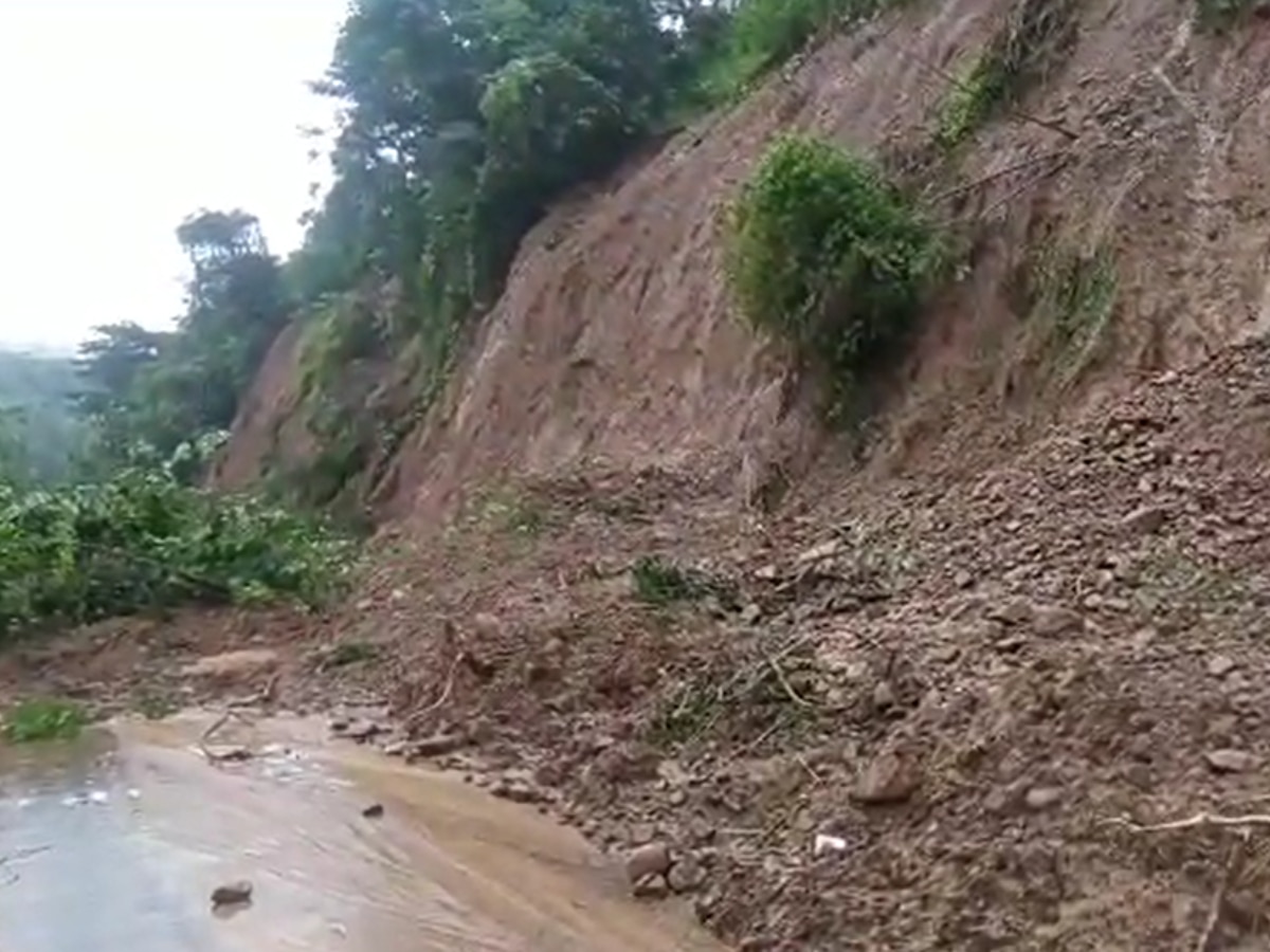 Bilaspur Landslide News: बिलासपुर में लैंडस्लाइड के कारण आवाजाही ठप, राज्य में हालात बेहद खराब