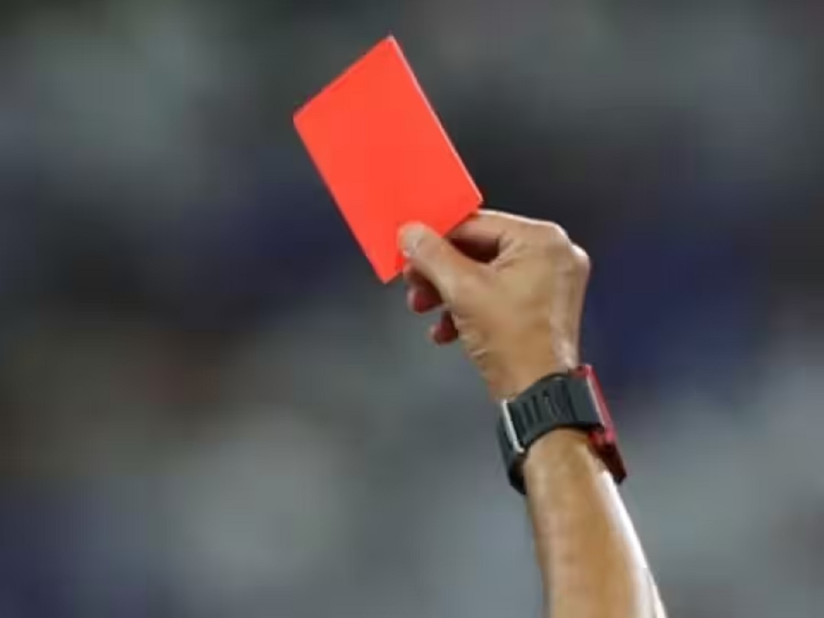 Red Card: फुटबॉल की तरह क्रिकेट में भी दिखेगा रेड कार्ड रूल, जानें किस लीग से होगी शुरुआत