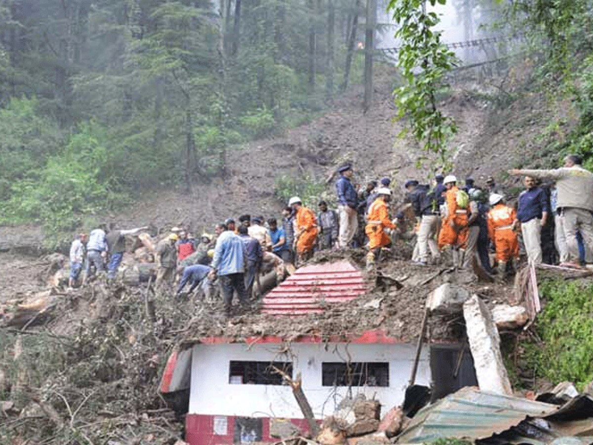 Himachal Pradesh: सोलन के बाद मंडी में बादल फटने से भारी तबाही, 19 लोगों की गई जान