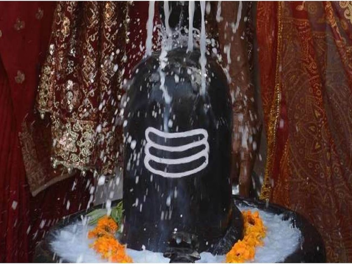 Sawan 2023: शिवलिंग पर चढ़ा जल पीना शुभ होता है या अशुभ, जानें क्या कहता है शिव पुराण? 