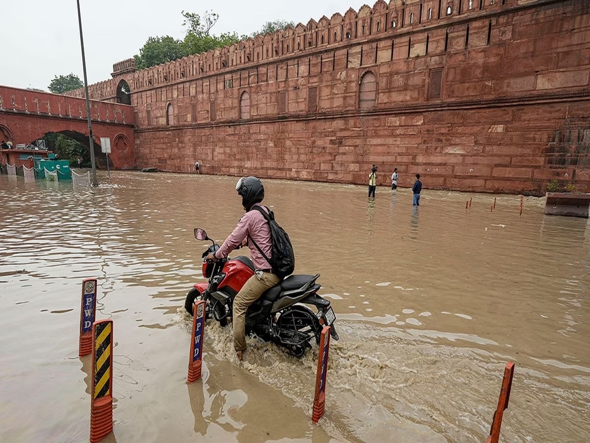 दिल्ली में फिर बाढ़ का खतरा, यमुना का जलस्तर खतरे के निशान से ऊपर पहुंचा