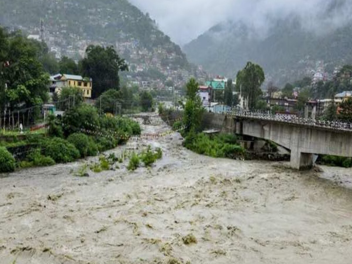 Himachal Pradesh Weather: हिमाचल प्रदेश में भारी बारिश के बाद लोगों के मन में बैठी दहशत  