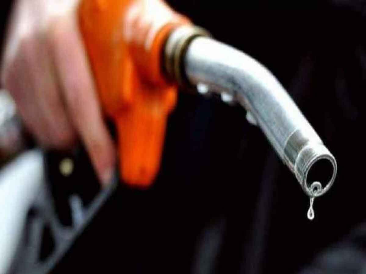 Petrol Price: आधी रात पेट्रोल 18 रुपये हुआ महंगा, कीमत पहुंची 290 रुपये लीटर; पाकिस्तान में हाहाकार