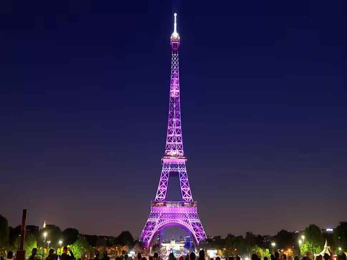 Eiffel Tower News: नशे में धुत दो US टूरिस्ट एफिल टॉवर की छत पर चढ़ गए, टॉप पर सोते रहे