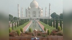 ताजमहल पहुंची वर्ल्ड कप की ट्रॉफी, क्रिकेट प्रेमियों ने साथ खिंचवाई सेल्फी 