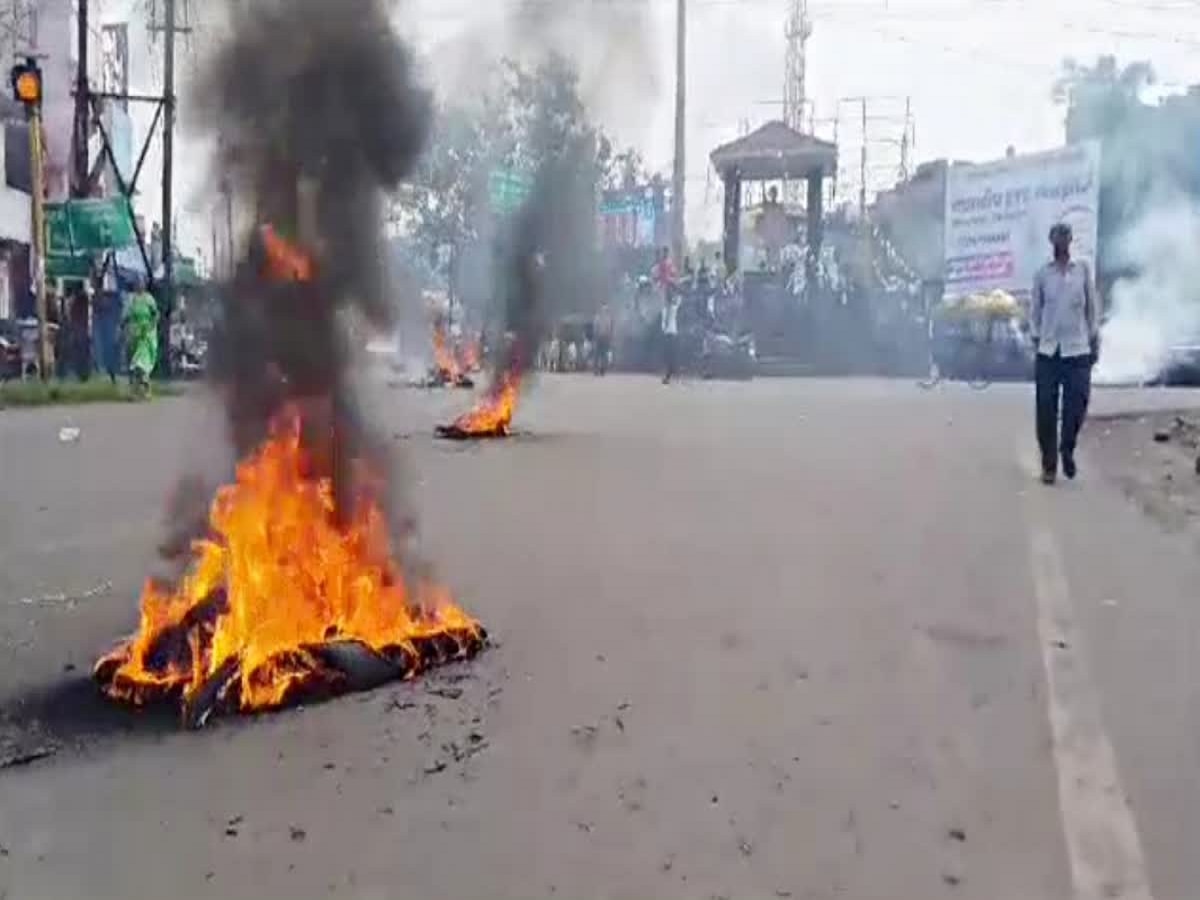 Jharkhand Police: धनबाद में सड़क जाम के दौरान तोड़फोड़ और पथराव, धनंजय यादव के हत्यारे की गिरफ्तारी की मांग