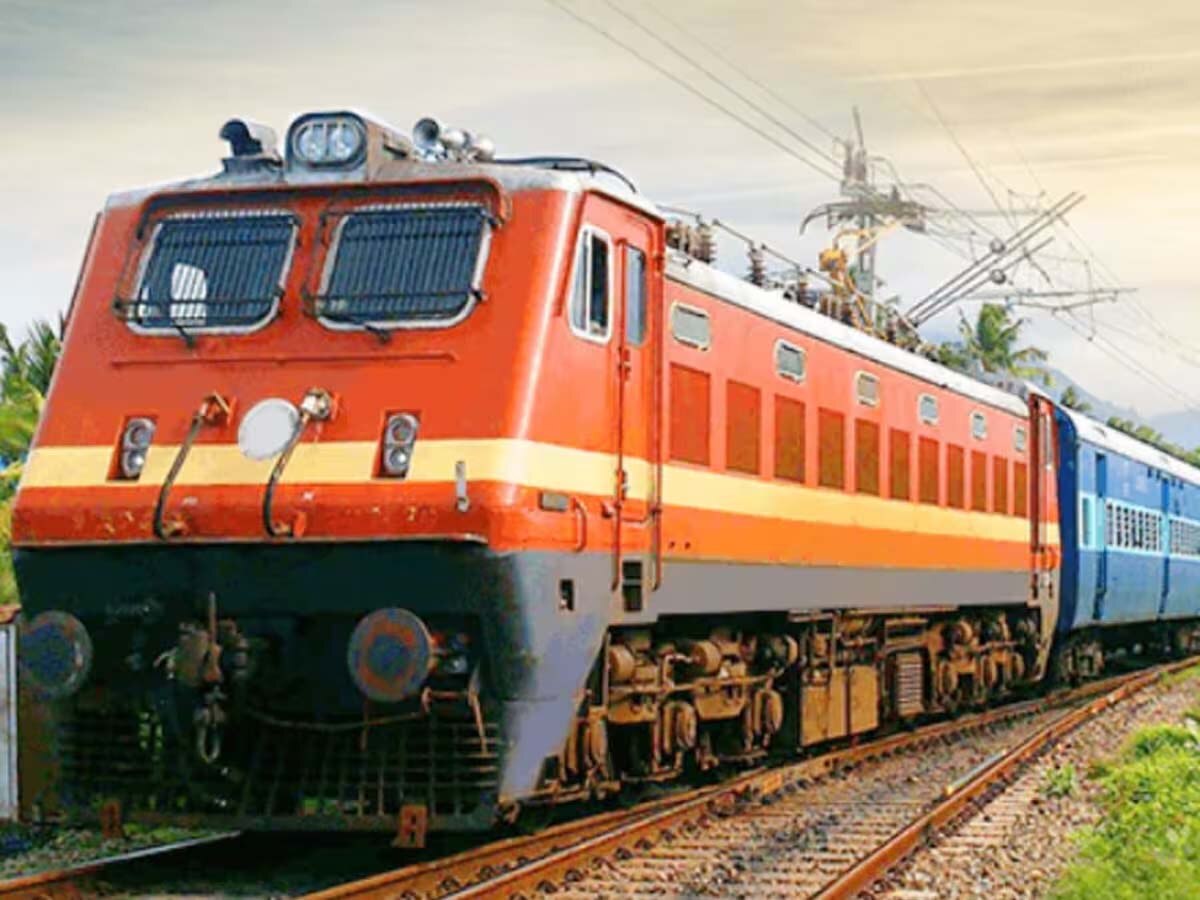 Indian Railways: बाइक में डाला जाता है एक लीटर इंजन ऑयल, विशालकाय ट्रेन इंजन में कितना डालना पड़ता है तेल? क्या जानते हैं आप   