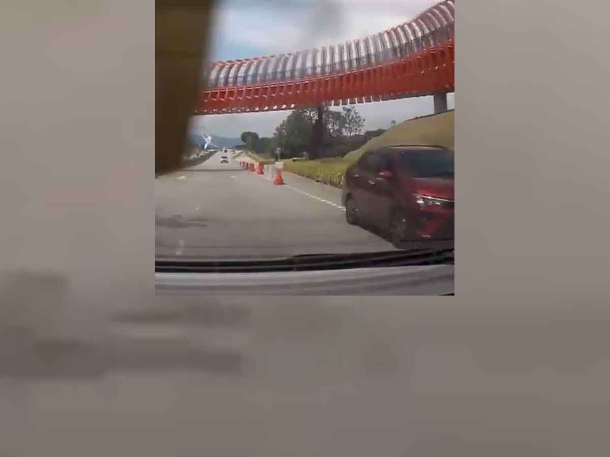 VIDEO: सड़क पर चल रही गाड़ियों पर आकर गिरा प्लेन, 10 लोगों की मौत, कैमरे में कैद हुआ दिल दहला देने वाला हादसा 